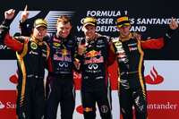 初めて母国ドイツでのレースを制したレッドブルのセバスチャン・ベッテル（写真左から3番目）、ロータスのキミ・ライコネンは2位（同一番左）、そして同じロータスのロメ・グロジャンは3位でゴール（同一番右）。（Photo=Red Bull Racing）
    