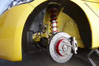 フロントホイールを外してモデューロのオリジナルサスペンションを露出させたところ。開発にあたっては、「ストローク感のある優れた接地性」や「旋回時のコントロール性」「高品位な乗り心地」を追求したという。