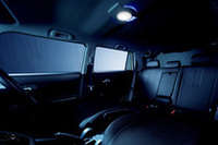 天井の中央には、最近のトヨタ車でブームの（？）イルミネーション。青色LEDを使った半球型の「ドームランプ」が走行中も灯る。