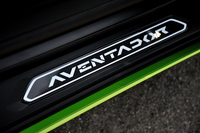 サイドシルに刻まれた「アヴェンタドール（AVENTADOR）」のロゴタイプ。まるで呪文のよう。