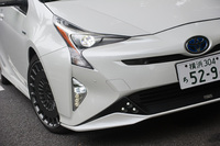 フロントバンパーの下部には、イグニッションと連動して点灯する片側3灯のLEDデイタイムランプが装備される。