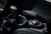 トランスミッションはトルコン式6段ATのみ。他のディーゼルモデルや5ドアのグレードと同じく、MT仕様の設定はない。