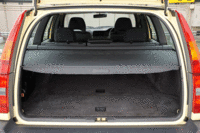 広くスクエアな形状の「850エステート」のラゲッジルーム。リアシートに加え、助手席の背もたれにも可倒機構が備わっていた。（写真をクリックすると、シートの倒れる様子が見られます）
    