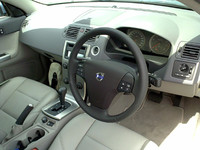 裏側が素通しになったセンターパネル「フリーフローティング・センタースタック」