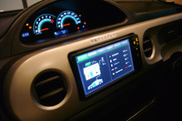 写真は、インストゥルメントパネルのモックアップ。もちろん、クルマ側からも同じ情報が共有できる。