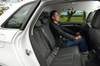 カタログでは、後席の座面から天井までの高さは955mmとされる（「フォルクスワーゲン・ゴルフ」では975mm）。