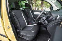 ライトグレーのアクセントが目を引くファブリックシート。「ゼンEDC」には「ゼン6MT」と同じく、助手席に可倒機構が備わる。