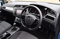 ワイド感を強調する、横基調のデザインのインストゥルメントパネルまわり。センタークラスターをドライバー側に傾けるなどして、スポーティー感も演出されている。