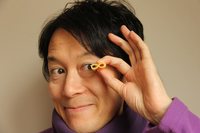 横から見ると、無限大（アンフィニ）記号型である。