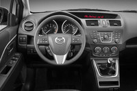 新型「マツダ5」の運転席まわり。2リッター、1.8リッターモデルともに、写真の6段MTモデルが用意される。（欧州仕様車）