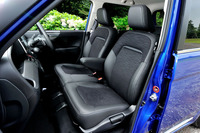 「Premium」グレードでは「プライムスムース」（レザー調素材）と「ジャージ」のコンビネーションシートが標準装備となる。
    