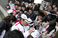 【写真上】今シーズン活躍したホンダの選手たちが集結【写真下】行く先々でサイン攻めにあうのは佐藤琢磨。