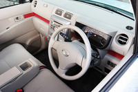 エクステリアと同様に、平面的でスッキリとしたインテリア。インパネからドアトリムに繋がるアクセントカラードラインが目を引く。