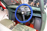 「三菱500スーパーデラックス」のインパネ。スーパーデラックスといえどもメーターは速度計のみで、燃料計もない。おそらく給油孔のキャップにゲージが付いていると思われる。トランスミッションは3段で、シフトパターンは横H式。