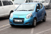 街なかで見かけたコンパクトカー。ボディーのでこぼこが、交通環境の厳しさを物語る!?