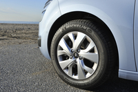 タイヤサイズは205/60R16。サスペンション形式は前がマクファーソンストラットで、後ろがトーションビームアクスル。