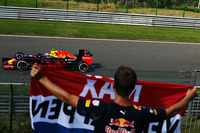 ベルギーの隣国オランダから応援団が大挙して訪れたレッドブルのマックス・フェルスタッペンは、予選で2位となり最年少フロントロースターターの記録を更新。しかし期待がかかったレースではスタート直後にフェラーリと絡んで後退。その後各所でさまざまなドライバーとアグレッシブなバトルを展開し、今シーズンたびたび丁々発止と渡り合ってきたライコネンをコース外に押しやるなど暴れまくった。入賞圏外の11位完走。（Photo=Red Bull Racing）