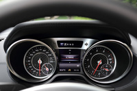 メーターはアナログ2眼式。左がスピードメーターで右がタコメーター。