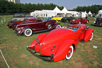 クラスB「クラシック」（1931〜45年）の展示コーナー。見事なボートテールを持つ手前のモデルは1932年「オーバーン851スピードスター」。スーパーチャージド直8エンジンを積んだアメリカ製スポーツカーである。その隣も1935年「オーバーン12スピードスター」。