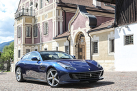 イタリアの小さな田舎町を訪ねた「フェラーリGTC4ルッソ」。石畳の道が似合う。（photo：Ferrari）