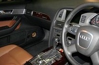 アウディA6の純正スピーカー位置を利用してソニックデザインの新型ユニットを組み込んだオデオン。特に「UNIT-N52N」はアウディ純正のミッドレンジ位置に埋め込んでいるので、まったく存在を感じさせない。