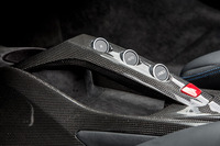 センターコンソールにはトランスミッションの「R（後退）」オートモードのボタンを配した“ブリッジ”が設けられている。