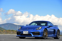 専用設計のエアロパーツや大型化されたエアインテークなど、「ケイマンGT4」ではダウンフォースの強化とエンジンやドライブトレインの冷却のため、ボディーの各部に改良が施されている。