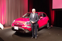 FCAジャパンのポンタス・ヘグストロム社長と「500X」。「デザインと価格設定が、従来からのフィアットのお客さま以外の方々にも訴求するだろう」と販売拡大への意欲を見せた。