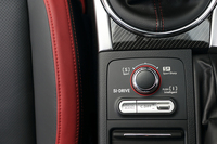 「DCCD」とは、作動制限の利きを調整できるLSDを備えたセンターデフのこと。「SIドライブ」のダイヤルの後方に備わるスイッチで操作する。
    