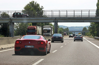 イタリアを縦断するアウトストラーダ「太陽の道」で。幹線とはいえ、フェラーリやランボルギーニに遭遇するのは極めてまれだ。