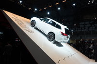 ブース内には、「アウトランダーPHEV」が急坂を登るという、ダイナミックなディスプレイも。