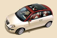 こちらは、2002年にフルモデルチェンジした2代目「ランチア・イプシロン」。全長は3780mmだが、全幅は1720mmと1.7mを超えるため、日本では3ナンバー登録となった。写真のツートンカラー仕様は「Bカラー」と呼ばれた。