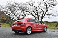 ボディーカラーは全8色。試乗車の色は「ミサノレッドパールエフェクト」。