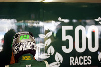 1958年モナコGPでデビューしたロータス。今年復活したチームは中身こそまったく新しくなったが、かつて天才コリン・チャップマンが興した名門の名は記念すべき500戦目を迎えた。バレンシアでは、予選でヤルノ・トゥルーリが19位と新興3チームのトップに立ったが、スタート時の接触で遅れ最後尾21位完走。ヘイキ・コバライネン（写真）は、出遅れたウェバーを抑えようとしたが追突されリタイア。記念レースでは別の意味でクローズアップされてしまった。（写真＝Lotus）