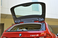 新型にも独立開閉式リアウィンドウが採用されている。小さな荷物の出し入れに便利。