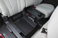 2列目の左右シートの座面下には、それぞれ収納スペースが確保されている。ここに中央座席の座面やテーブルを収納し、左右席を独立させることも可能。