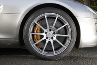 強力なストッピングパワーを生み出す、オプションのカーボンセラミックブレーキ。前6ポッド、後4ポッドのキャリパーに、前402mm、後360mmの大径ディスクブレーキが組み合わされる。
