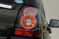 テールランプもデザインが変更され、LEDが採用された。