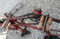 イヴェス製タンデムは1940年代の製品。ペダルは木製である。