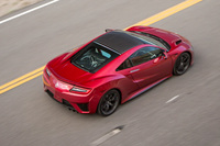 ルーフパネルはアルミ製が標準で、オプションでカーボンファイバー製のものも用意される。