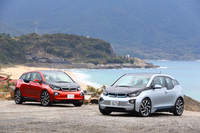 ボディーカラーはオレンジやシルバー、ホワイトなど全6色。いずれもボディーサイドのドア下部には、ブルーのアクセントがあしらわれる。
    