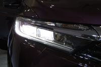 ハイブリッド車のLEDヘッドランプ。
    