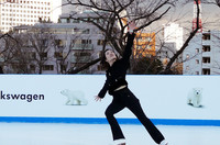 エキシビジョンでは、荒川さんがイナバウアーを披露するなど華麗なスケーティングで会場をわかせた。