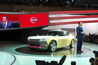 「東京モーターショー2013」の日産ブースにて。同社のカルロス・ゴーンCEOの運転で、報道陣の前に登場した。
    