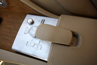 現在のCOMANDシステムの発展型ともいうべきコントローラー。音声認識システムを用いることでスイッチの数を極端に減らした。
