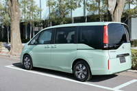 標準モデルの専用色「ミルクグラス・パール」。淡く緑がかった白色は、アメリカの耐熱ガラスカップ「ファイヤーキング」に着想を得たものなのだとか。