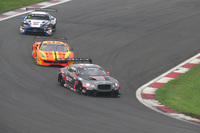 各メーカーのGT3車両やカップカーベースの競技車両によって競われるGTアジアシリーズ。コース上ではフェラーリやポルシェ、ベントレー、アストンマーティンなどによるバトルが繰り広げられる。