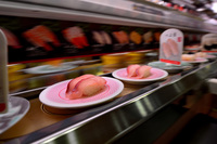 ここ長らく、すし屋はもっぱら回転ずしである。（写真＝池之平昌信）