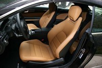 首元を暖める「エアスカーフ」は、吹き出し口の角度を最大36度まで調整できる。