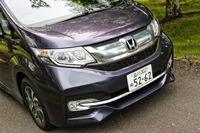 試乗車のボディーカラーは、「プレミアムスパイスパープル・パール」。光の当たり具合によって、紫から青へとグラデーションのかかった色合いを見せる。